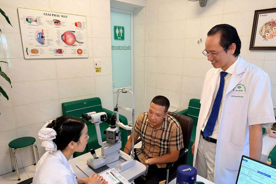 Bệnh viện Mắt Hải Phòng khám, tư vấn thị lực miễn phí cho người làm báo