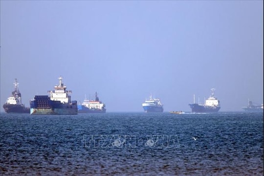 Tổng thống Trump ra lệnh mở hoàn toàn eo biển Hormuz, không thu bất kỳ khoản phí nào