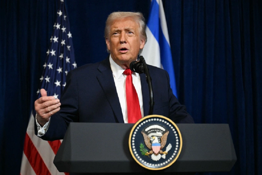 Tổng thống Mỹ Donald Trump dọa áp thuế 100% đối với rượu vang Pháp
