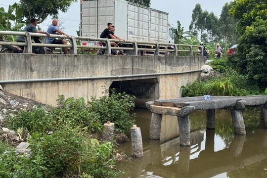 Mất 4 thanh đá cầu Đồng Tràng ở phường Ái Quốc