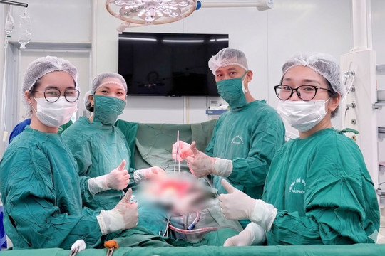 Thai phụ 36 tuần bị chấn thương sọ não nặng đã xuất viện khỏe mạnh cùng con