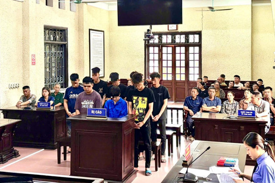 Mang hung khí đi xe máy 'thị uy', 8 học sinh lĩnh án