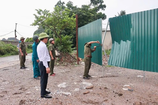 Giải tỏa công trình quây tôn trái phép tại chân núi Hang Ma