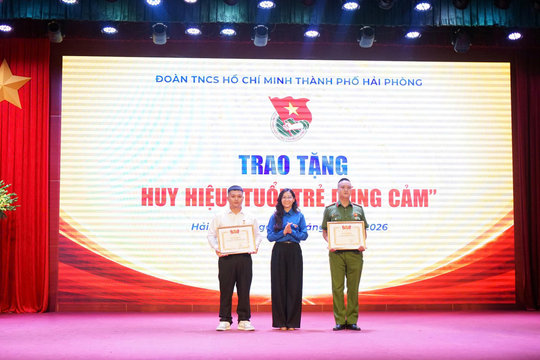 Tặng huy hiệu ‘Tuổi trẻ dũng cảm’ cho 2 đoàn viên có hành động cứu người