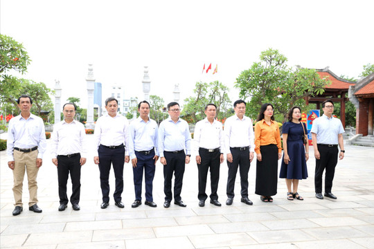 Đoàn đại biểu Hội Nhà báo Việt Nam dâng hương tri ân đồng chí Nguyễn Đức Cảnh