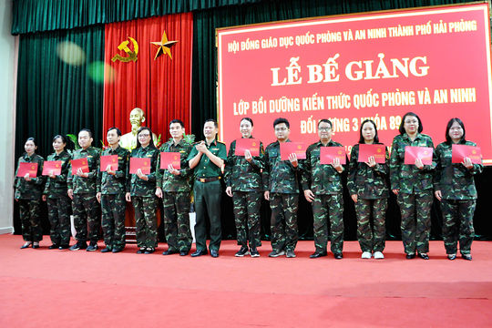 Bế giảng lớp bồi dưỡng kiến thức quốc phòng và an ninh đối tượng 3