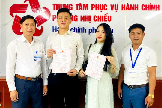Người dân Hạ Chiểu làm thủ tục ngay tại nhà văn hóa