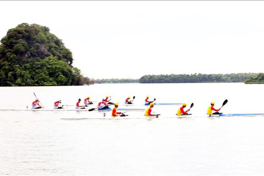 Gần 300 vận động viên tranh tài tại Giải canoeing vô địch các đội mạnh quốc gia