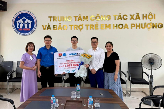 Trao học bổng tặng thủ khoa chuyên sử Trường THPT chuyên Trần Phú