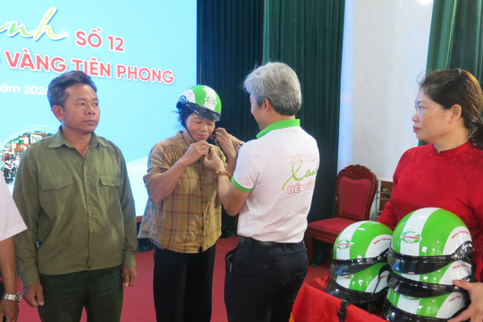 Tuyên truyền an toàn giao thông và trao tặng 600 mũ bảo hiểm cho nông dân