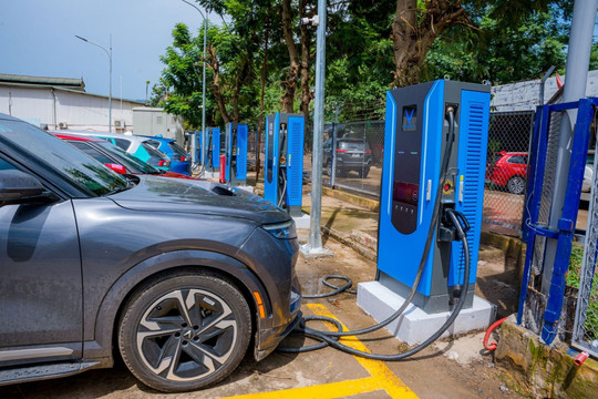 Sạc xe điện dưới trời mưa có an toàn?
