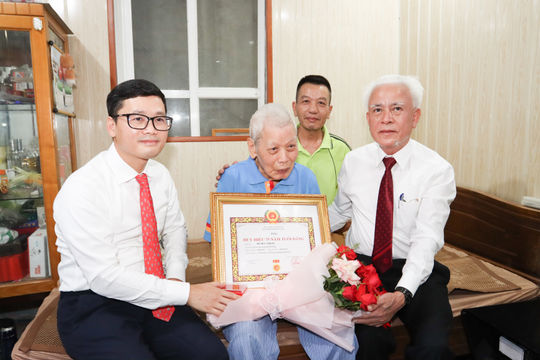 Đảng ủy xã Tiên Lãng trao tặng huy hiệu Đảng