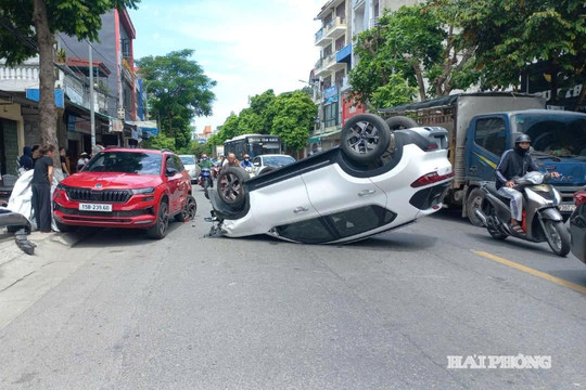 Xe ô tô lật ngược 4 bánh trên đường Trần Nhân Tông
