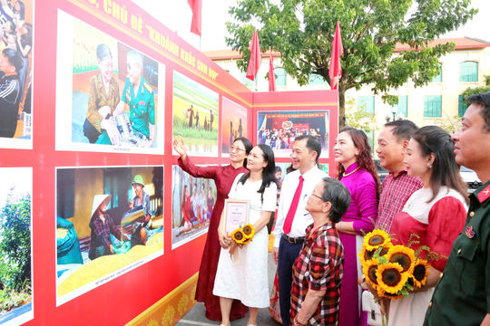 Trao giải Cuộc thi ảnh và khai mạc triển lãm 'Khoảnh khắc sum họp' năm 2026