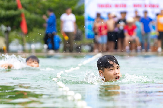 54 'kình ngư' nhí tranh tài tại bể bơi Kim Trang Đông
