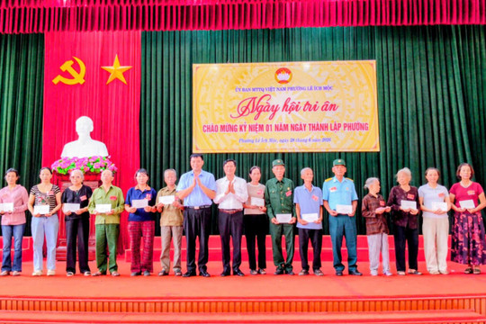 Phường Lê Ích Mộc trao 365 suất quà trong 'Ngày hội tri ân'