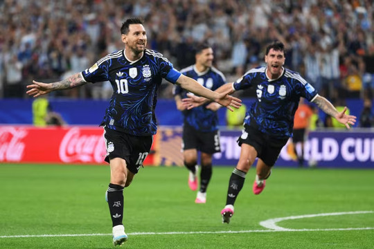 Messi lại lập kỷ lục, Argentina toàn thắng vòng bảng