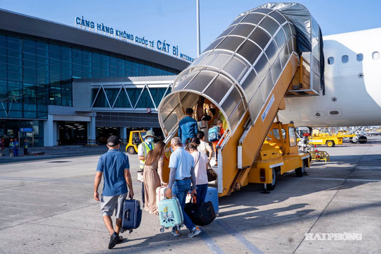 Vietnam's international air passengers rise 15.4% in first half
