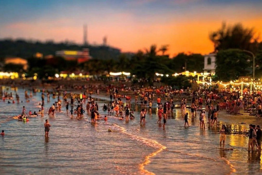 Khoảng lặng trước biển
