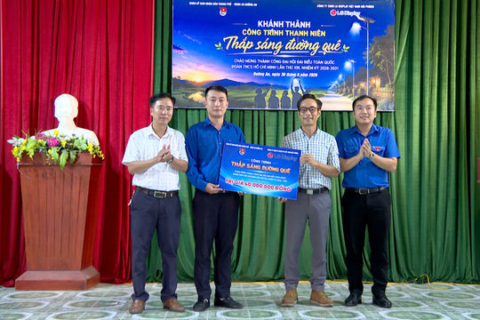 Khánh thành công trình 'Thắp sáng đường quê' trị giá gần 160 triệu đồng