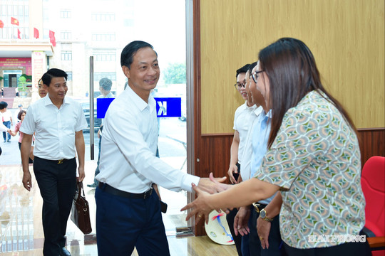 Phó Bí thư Thường trực Thành ủy Đỗ Mạnh Hiến tiếp xúc cử tri 5 xã, phường