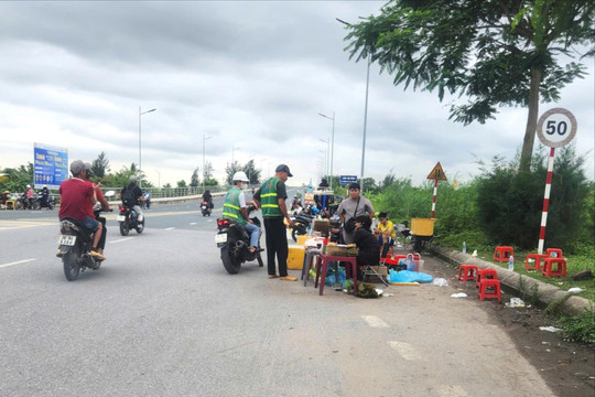 Buôn bán lấn đường dưới chân cầu Vũ Yên 1