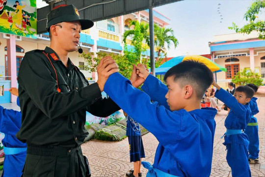 Công an xã Hồng Châu mở lớp dạy võ miễn phí cho gần 100 thiếu nhi