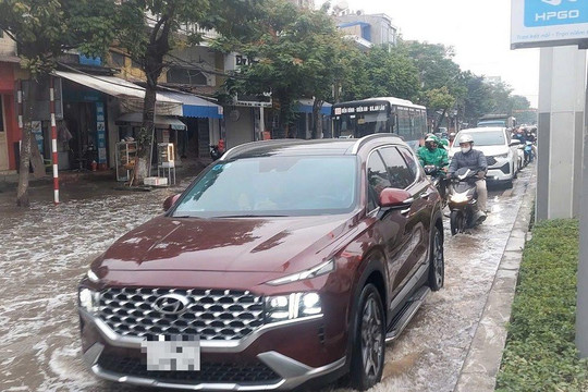 Kinh nghiệm 'xương máu' khi lái xe dưới trời mưa to, đường ngập sâu