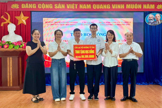 Tiếp sức đồng thủ khoa chuyên Sử vượt nghịch cảnh
