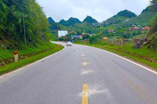 Thí điểm đinh phản quang năng lượng mặt trời trên quốc lộ 6