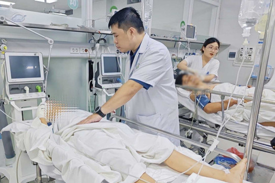 Bệnh viện Hữu nghị Việt Đức cấp cứu 3 nạn nhân vụ tai nạn xe khách trên cao tốc Hà Nội - Hải Phòng