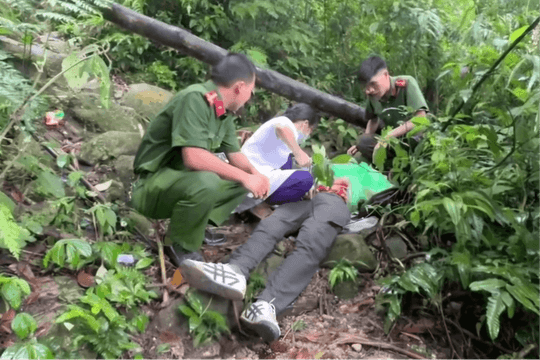 Kịp thời cứu du khách Hải Phòng kiệt sức mắc kẹt trong rừng Tây Yên Tử