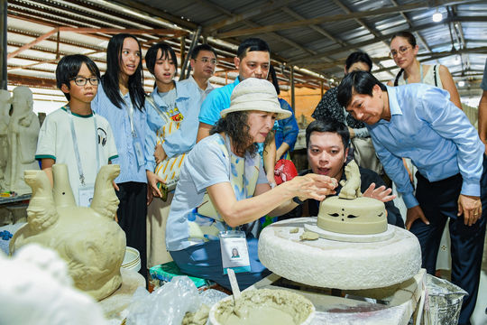 Phát triển văn hóa Việt Nam theo tinh thần Nghị quyết 80-NQ/TW