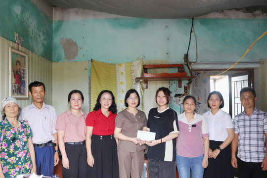 Xã Hà Nam trao trợ cấp hằng tháng cho 10 học sinh vượt khó học giỏi