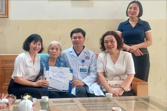Khám bệnh tại nhà, tri ân Bà mẹ Việt Nam anh hùng và người có công
