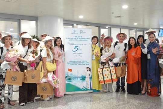 Hà Nội đón vị khách du lịch quốc tế thứ 5 triệu trong năm 2026