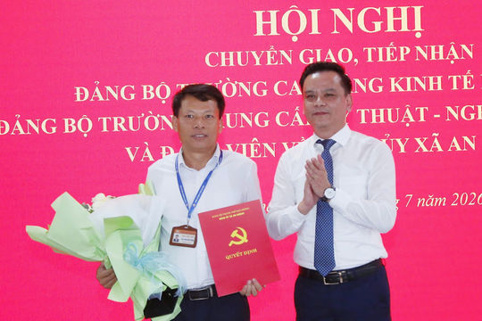 Chuyển giao 2 Đảng bộ về trực thuộc Đảng bộ Trường Cao đẳng Kỹ thuật Hải Phòng