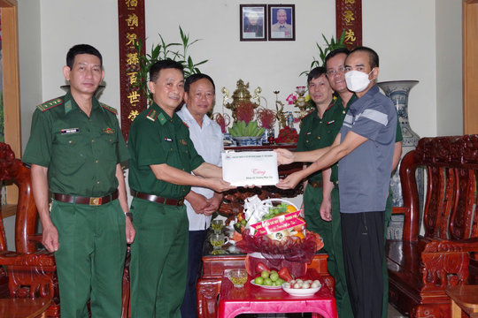 Trao hơn 200 triệu đồng hỗ trợ thiếu tá ghép thận