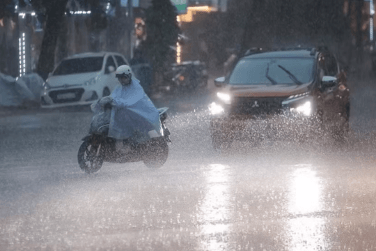 Mưa dông tiếp diễn tại Bắc Bộ, cảnh báo lốc sét và ngập úng