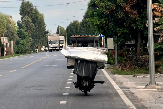 Mái che xe máy tiềm ẩn nguy cơ tai nạn giao thông