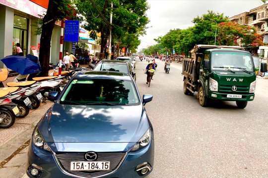 Thiếu bãi đỗ xe, người dân chật vật gửi ô tô