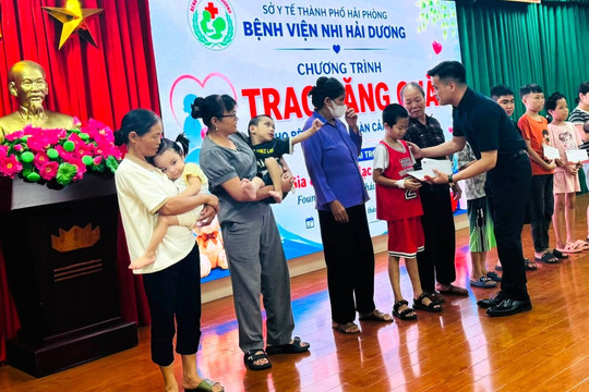 Nhà sáng lập Hệ thống Thái Dương Mart trao quà hỗ trợ bệnh nhi