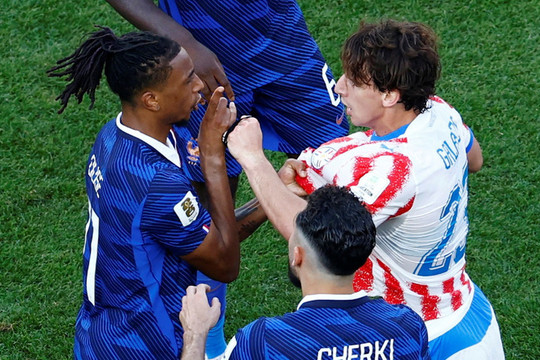 FIFA từ chối xóa thẻ vàng cho cầu thủ Pháp
