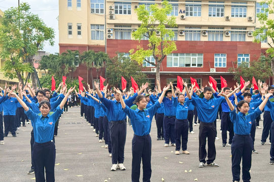 'Lá chắn thép' của thanh niên trước những dị phẩm văn học