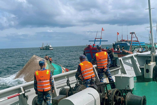 Vùng 1 Hải quân phối hợp cứu nạn 10 ngư dân gặp nạn trên biển