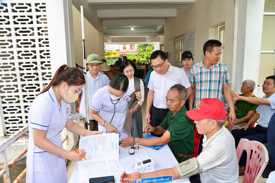 Khám bệnh, tư vấn sức khỏe miễn phí cho 150 người có công tại xã Kiến Hải