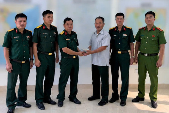 Cán bộ quân sự xã Tiên Lãng trao trả gần 220 triệu đồng cho người đánh rơi