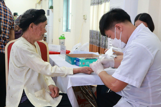 150 người có công tại phường Nam Đồng được khám sức khỏe, tặng quà