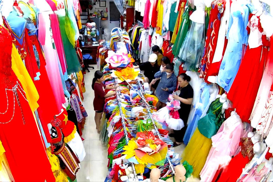 Vui buồn nghề cho thuê trang phục biểu diễn