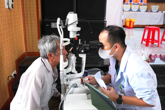 Phường Lê Thanh Nghị tổ chức sức khỏe, tặng quà 610 người có công và thân nhân liệt sĩ